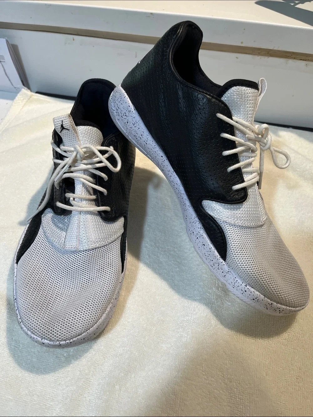 Jordan Men's Black and White Low-Top Sneakers size US 9